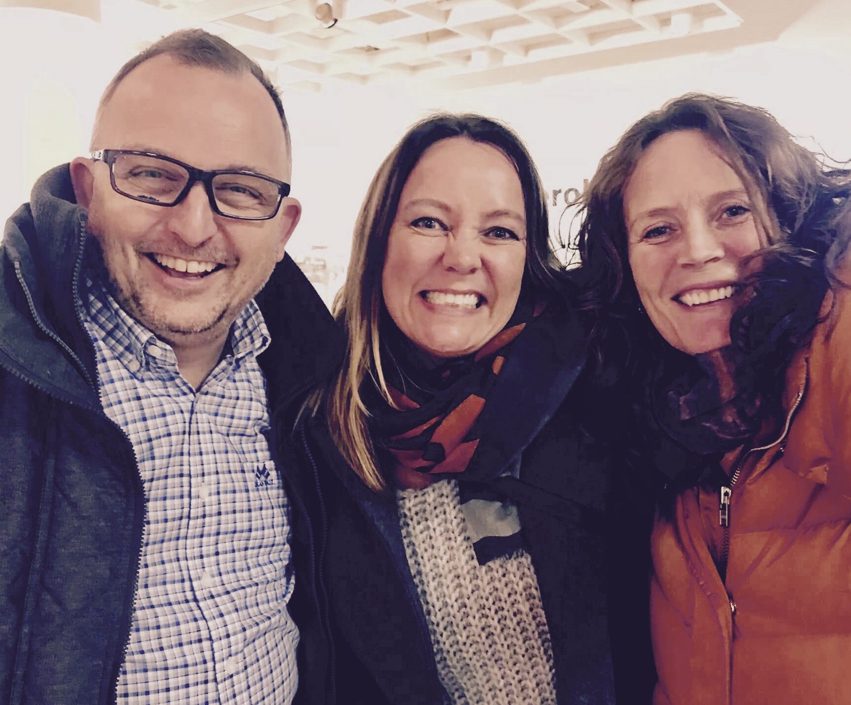 Her er jeg på LHL-kongressen i Oslo, mellom mannen min og Hilde Magelssen fra LHL Hjerneslag Ung Oslo. Foto: Kerstin A. Skar.