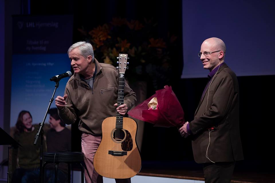 Generalsekretær i LHL Hjerneslag, Tommy Skar, takker Jan Schwenche. Foto: Christopher Olssøn. 