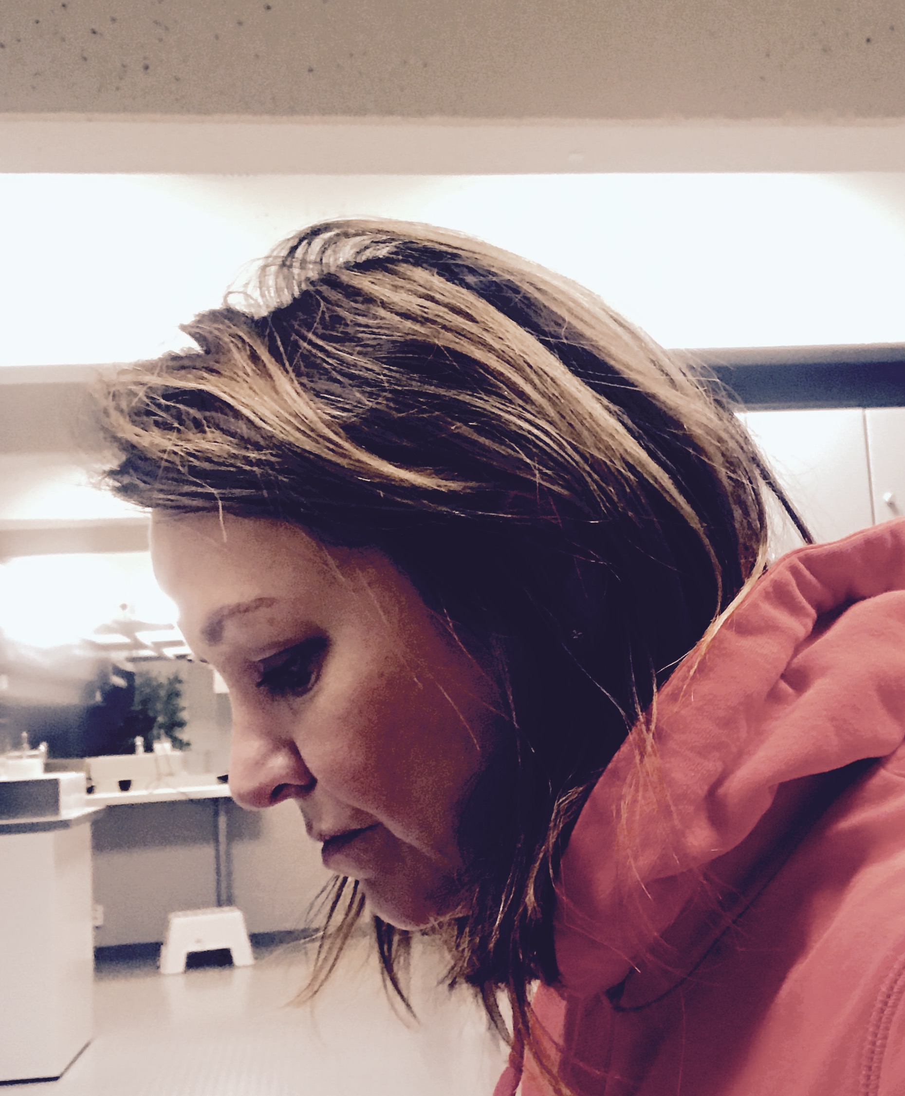 I garderoben på treningssenteret. Jeg har ikke lyst å gå inn og trene.