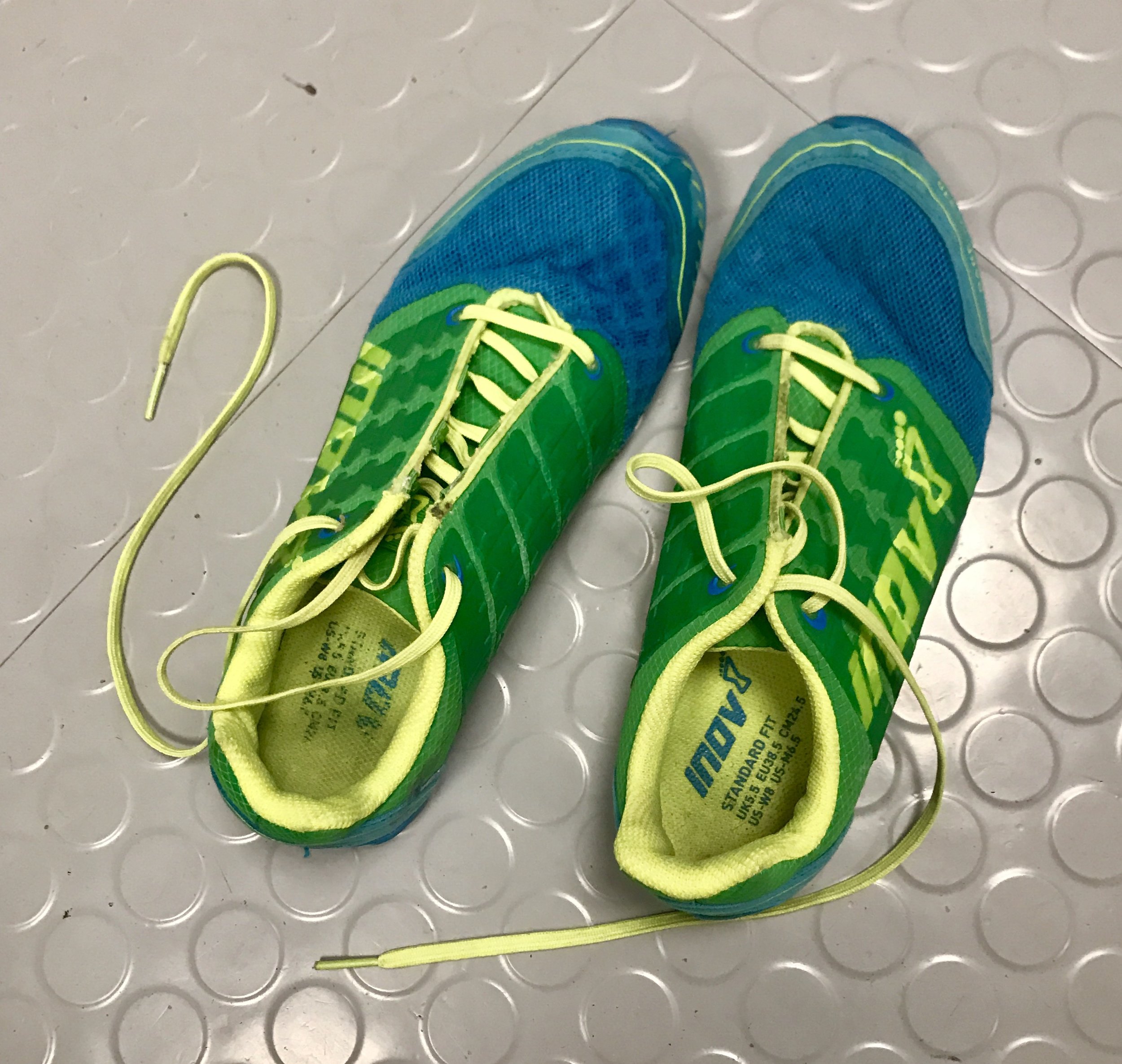 Av med skinnen, på med mine såleløse sko.