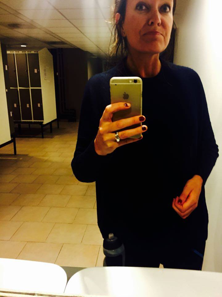 Endelig fremme i garderoben til treningsstudioet, våt i håret og med avskallet neglelakk.