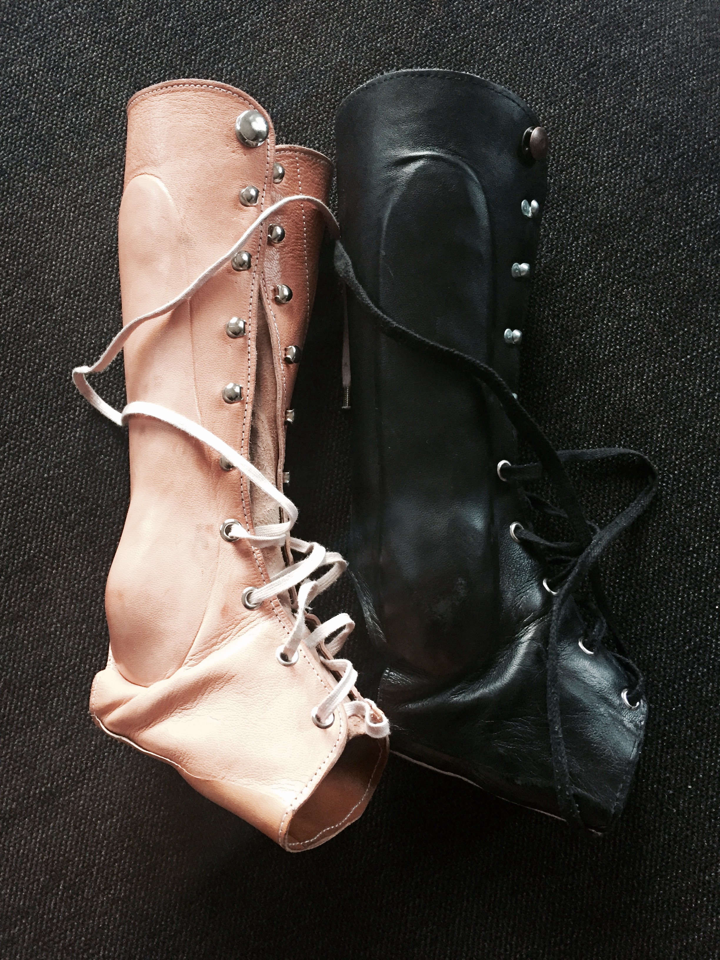 Hele to par nye skinner, en hudfarget og en sort. stor stas!