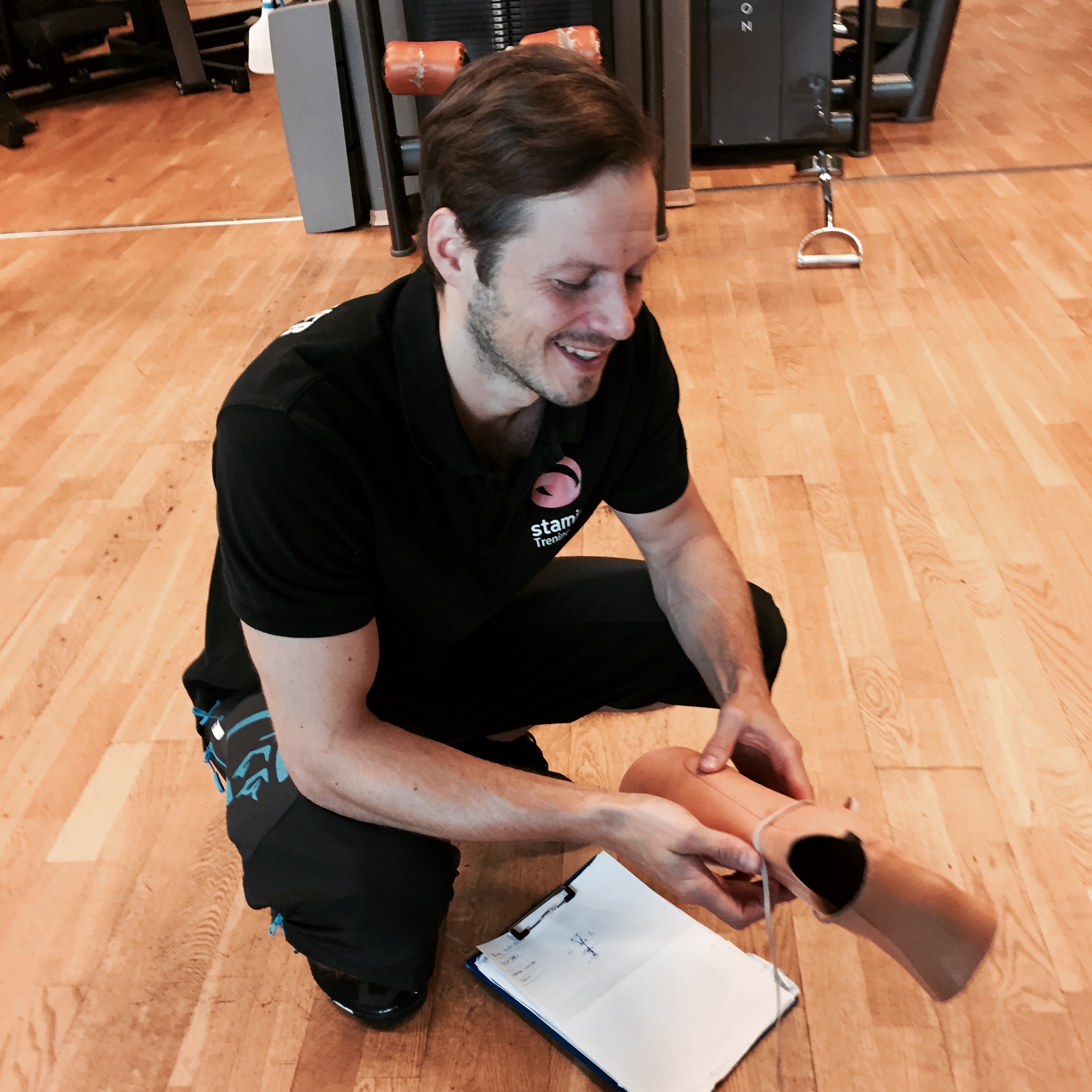 Henrik inspiserer min hudfargede skinne.