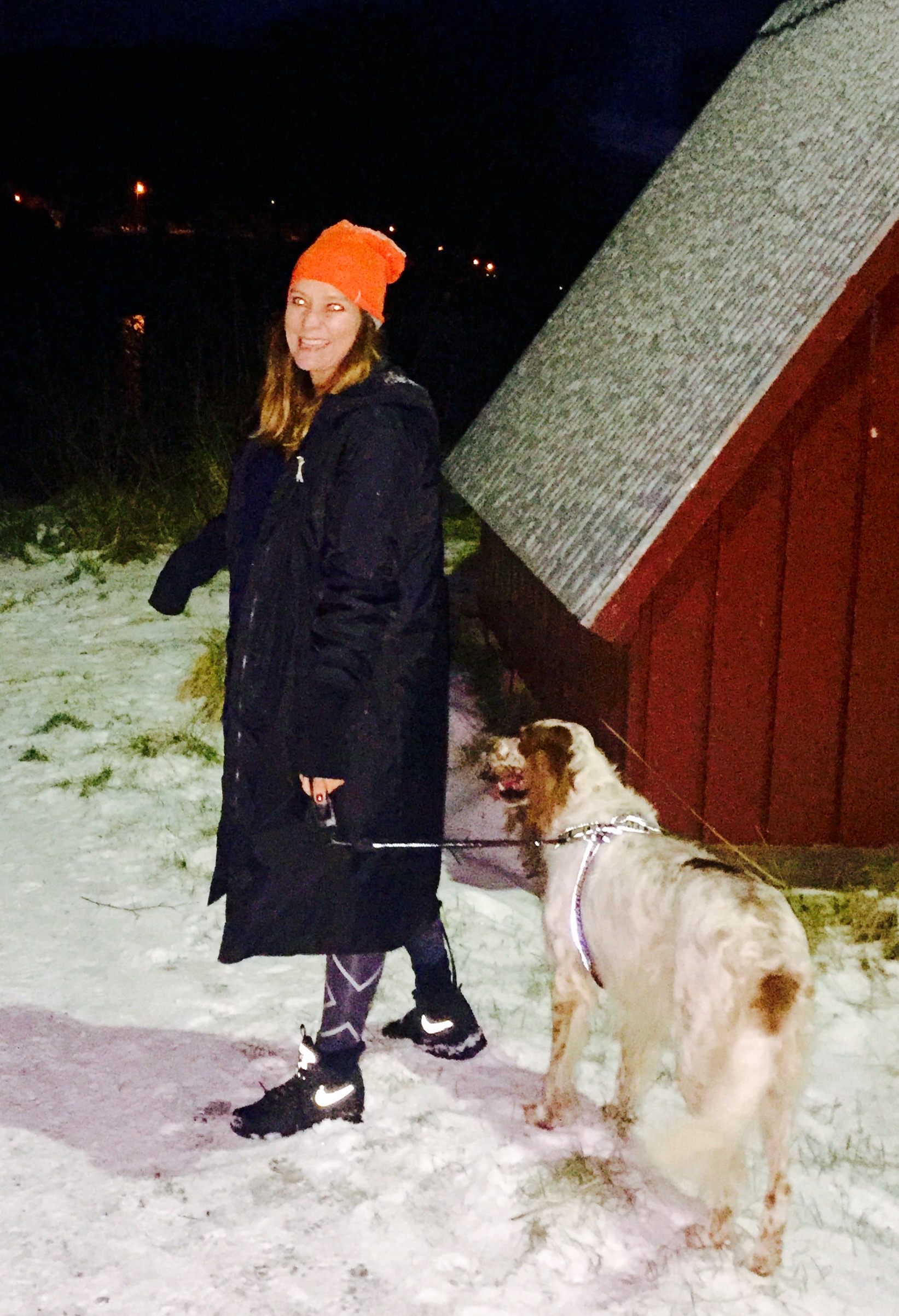 Vi kom oss rundt vannet! Full mestring og lykkefølelse! Pappas engelsksetter Yr på min høyre side. Om enn så mye jeg ønsket det, så kan jeg ikke leie han i bånd enda. Venninna mi tok Yr.