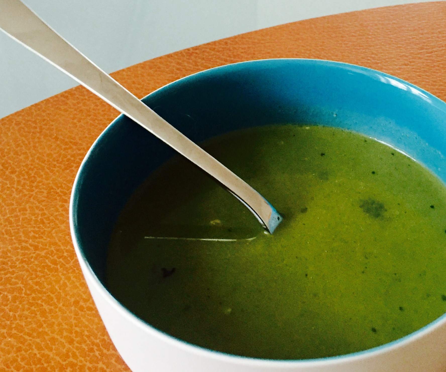 En forkjøla meg lager denne Grønnkålsuppa full av vitaminer som jeg spiste til lunsj før jeg skulle på trening. Ved siden av grønnkål, består suppa av hvitløk, chili, ingefær, buljong og sitron. Og suppa ble faktisk god!