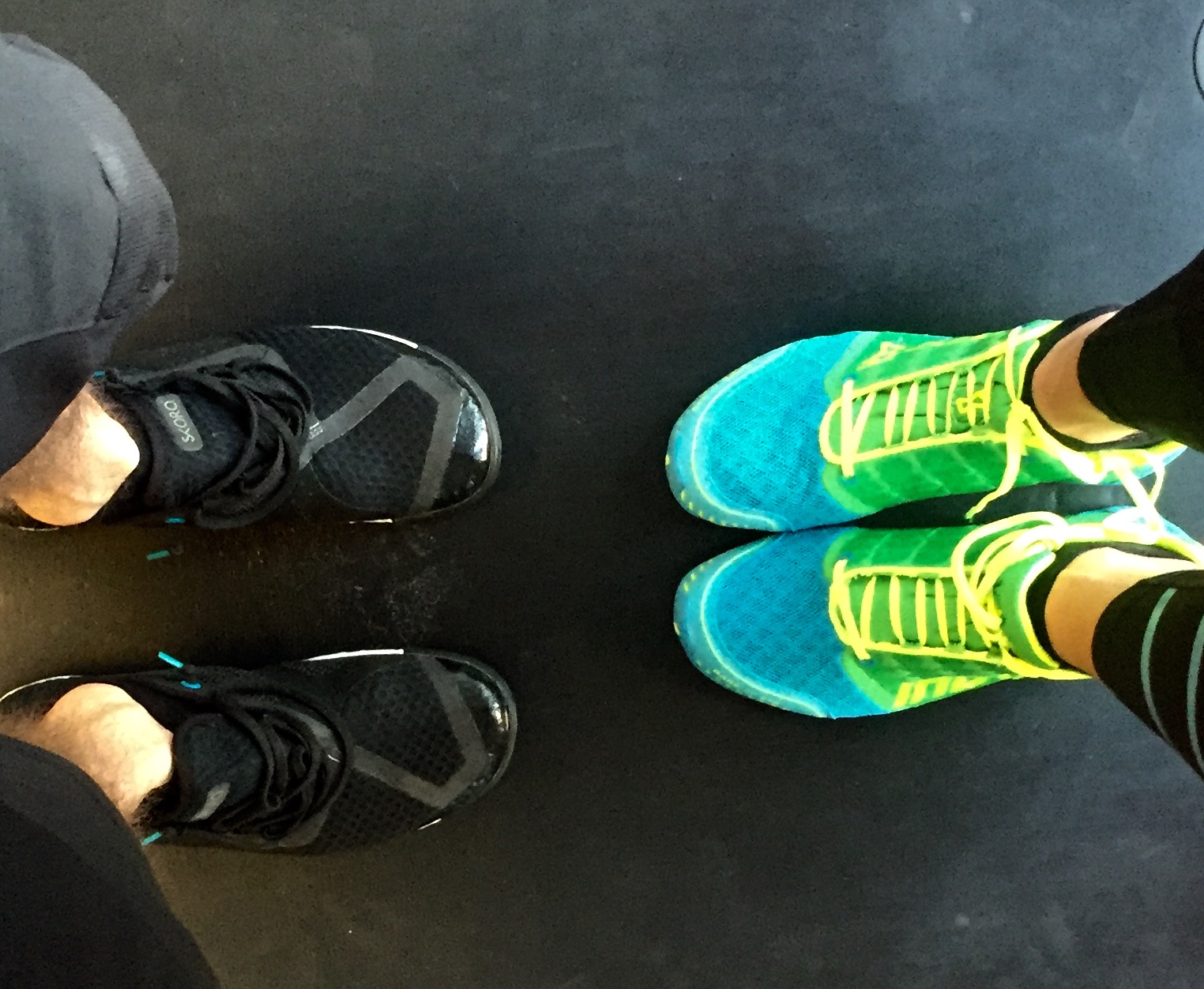 Forbildet for mine Zero Drop-joggesko til venstre. Meg og mine til høyre.