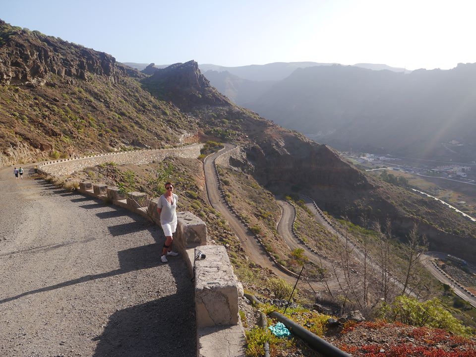 Året etter, våren 2014, er vi kommet til Mogan. Denne gangen går morgenturene oppover fjellet, en smule lenger for hver dag, nok en nålesving passert. På det lengste kommer jeg halvveis opp nålesvingene. Foto: Bente Cecile Ber