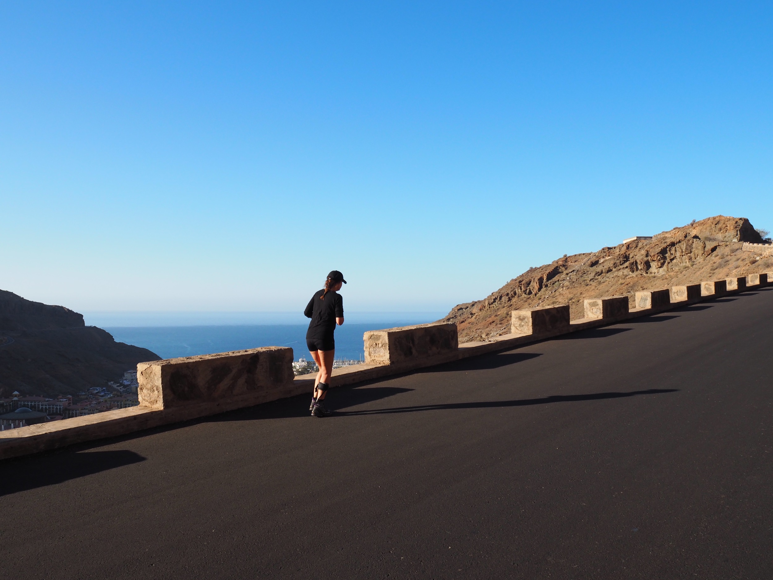 Våren 2015 er jeg på vei oppover bakkene i Mogan. Denne gangen skal jeg nå toppen! Foto: Bente Cecilie Bergan.