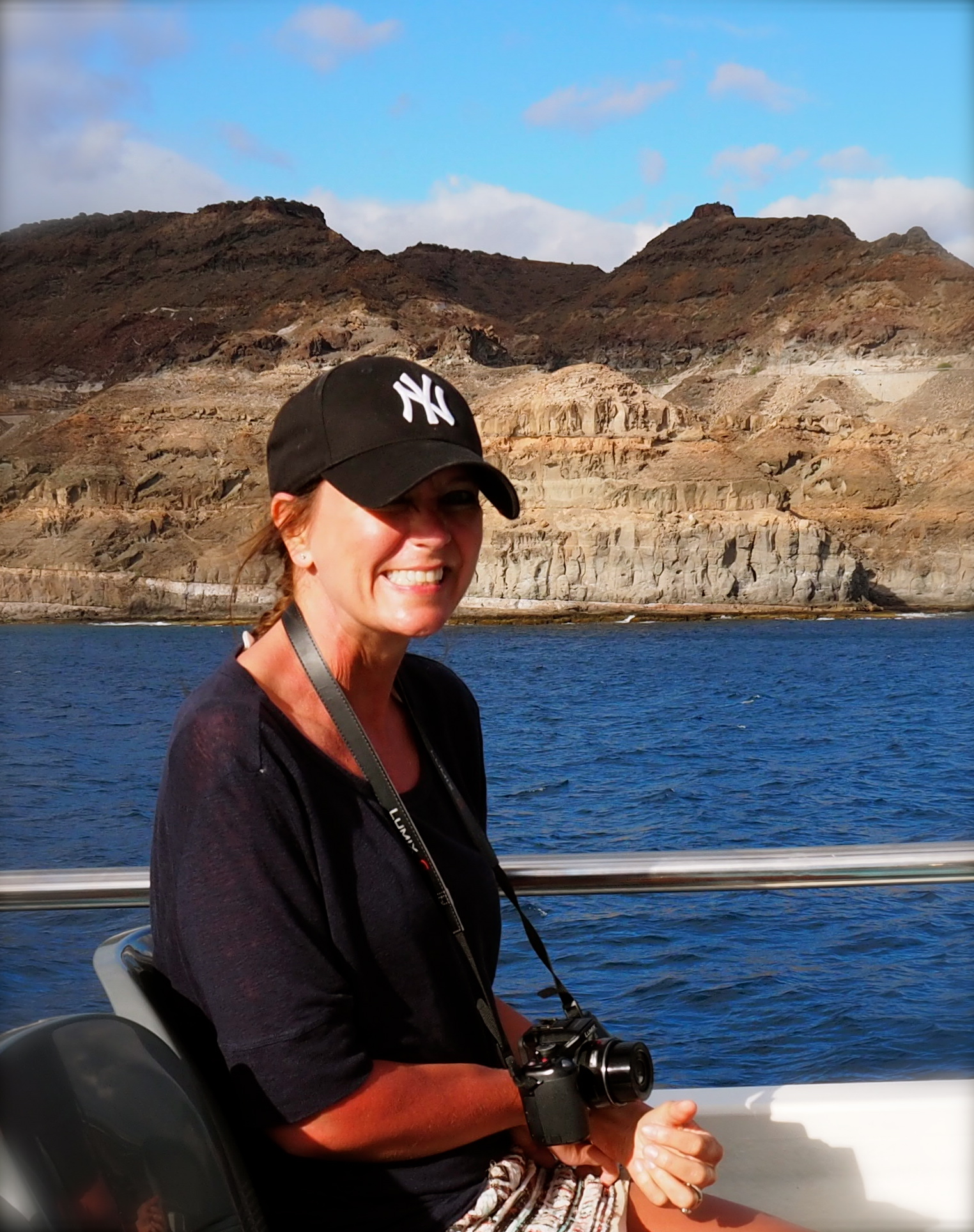 Skrekkblandet fryd! I 2015 tok også Bente og jeg den halvtimes turen det tar mellom Mogan, som vi kom ifra, til Puerto Rico. Det er min første båttur, musklene på min høyre side skjelver av angst da jeg skal gå ombord på den smale gangbroa, men det …