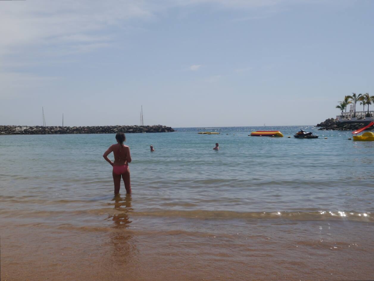 På badestranda. I 2015 gikk jeg, også med Bentes hjelp, over den vonde sanden og ned til sjøen. For første gang kunne jeg vasse i sjøen.