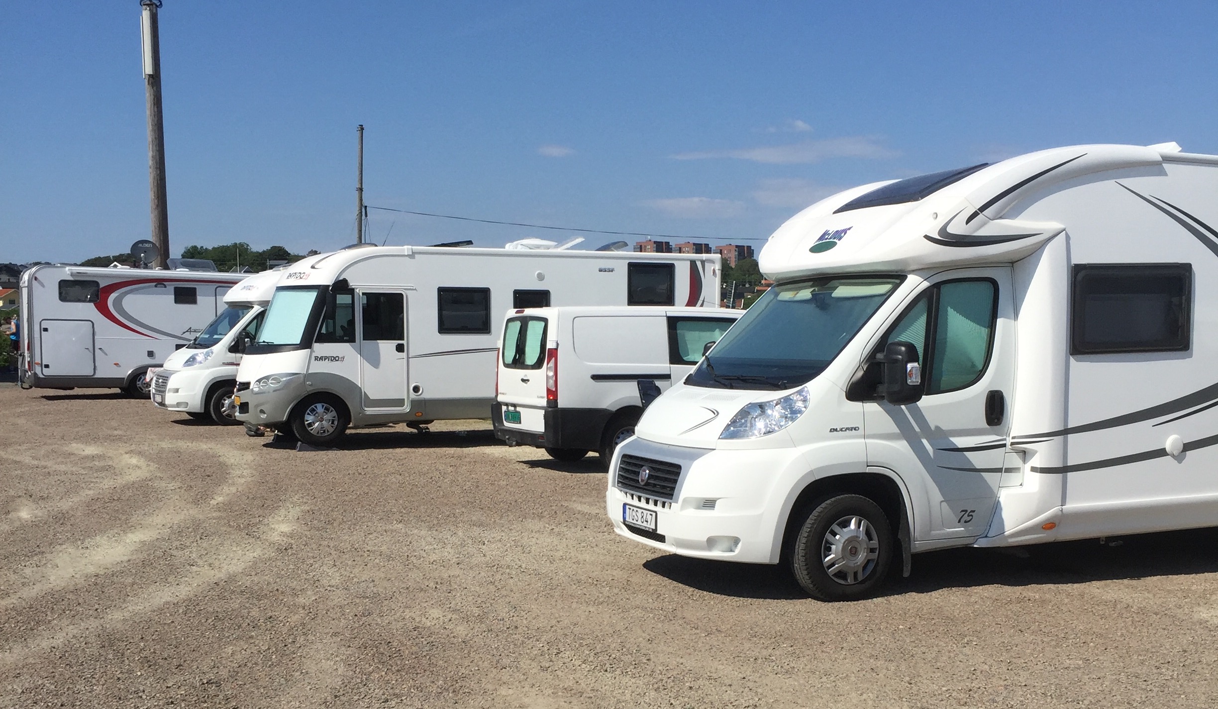 Der det er hjerterom, er det husrom. Vår varevogn blir ganske liten og forkommen sammenlignet med alle de store bobilene