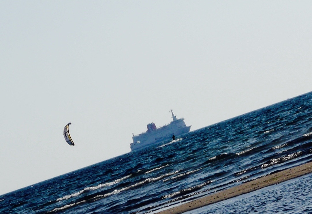 Kjæresten min kitet, og båten fra Stena Line kommer inn fra Danmark i bakgrunnen.