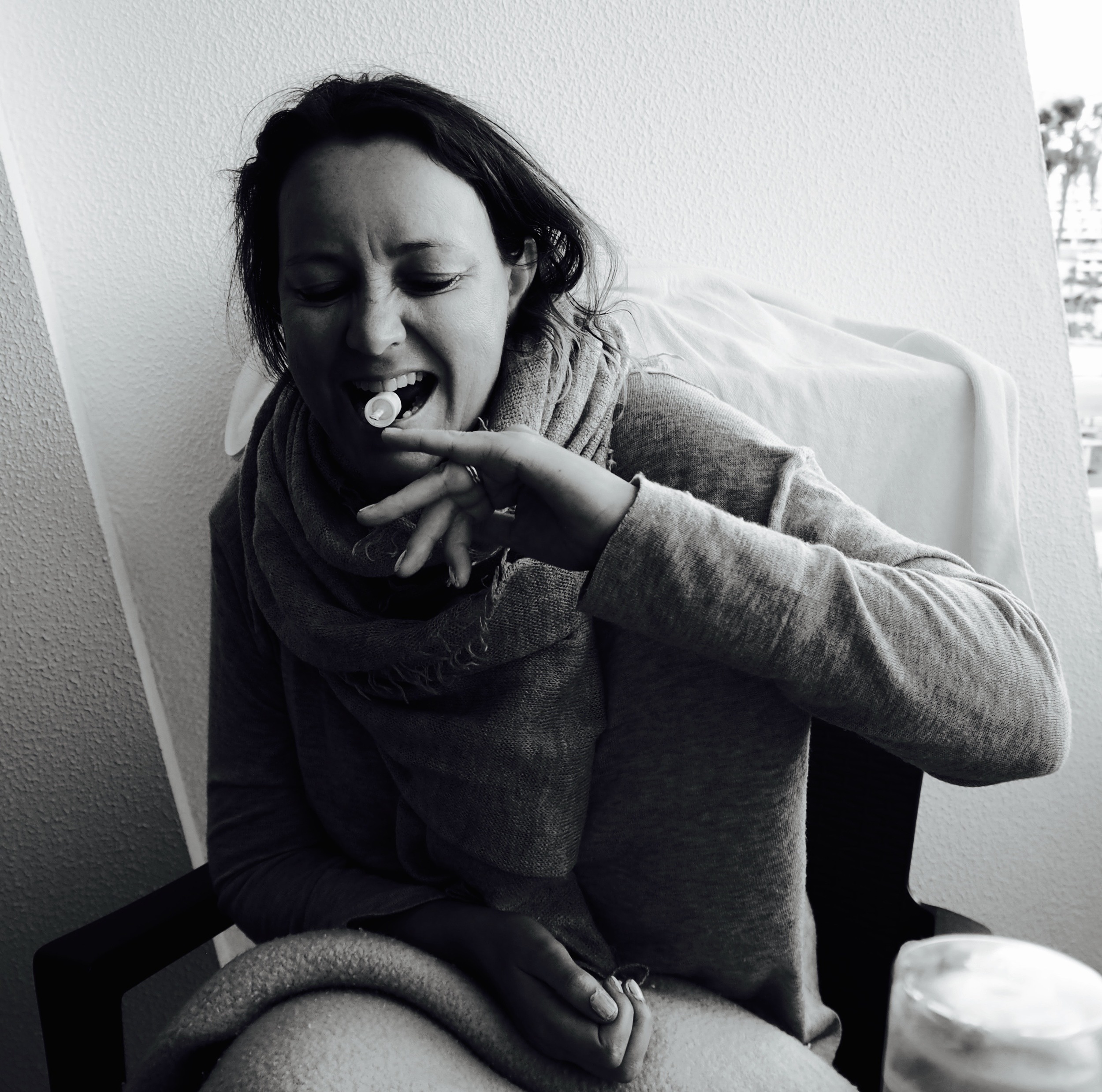 Med munnen til hjelp for å få på neglelakken med bare en hånd. Venninnen min er fascinert og fotograferer denne dagen da vi var på Grand Canaria. Foto: Bente C. Bergan