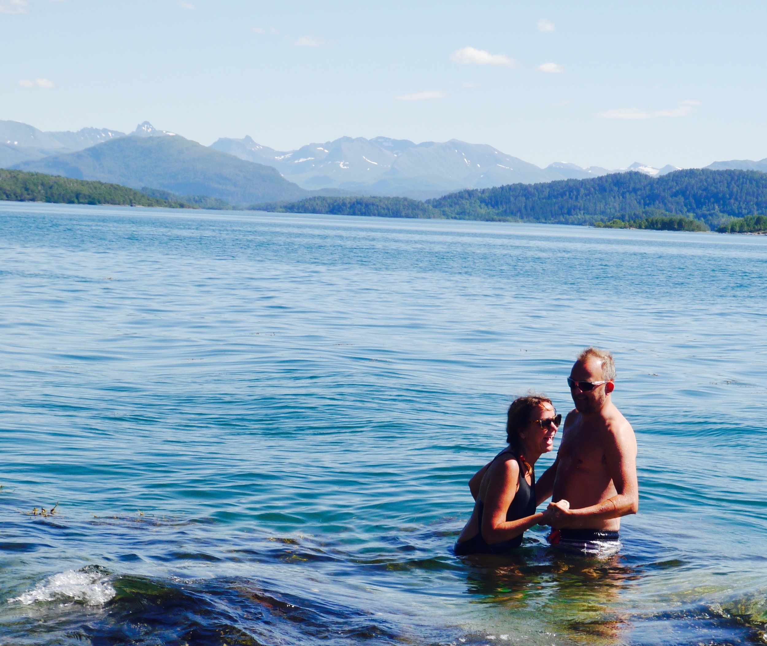 Veldig blid! Jeg greide det! Jeg holder kjæresten min fast, for jeg vet at jeg ikke ville klart meg på egen hånd. FOTO: Synne Glomsrød.