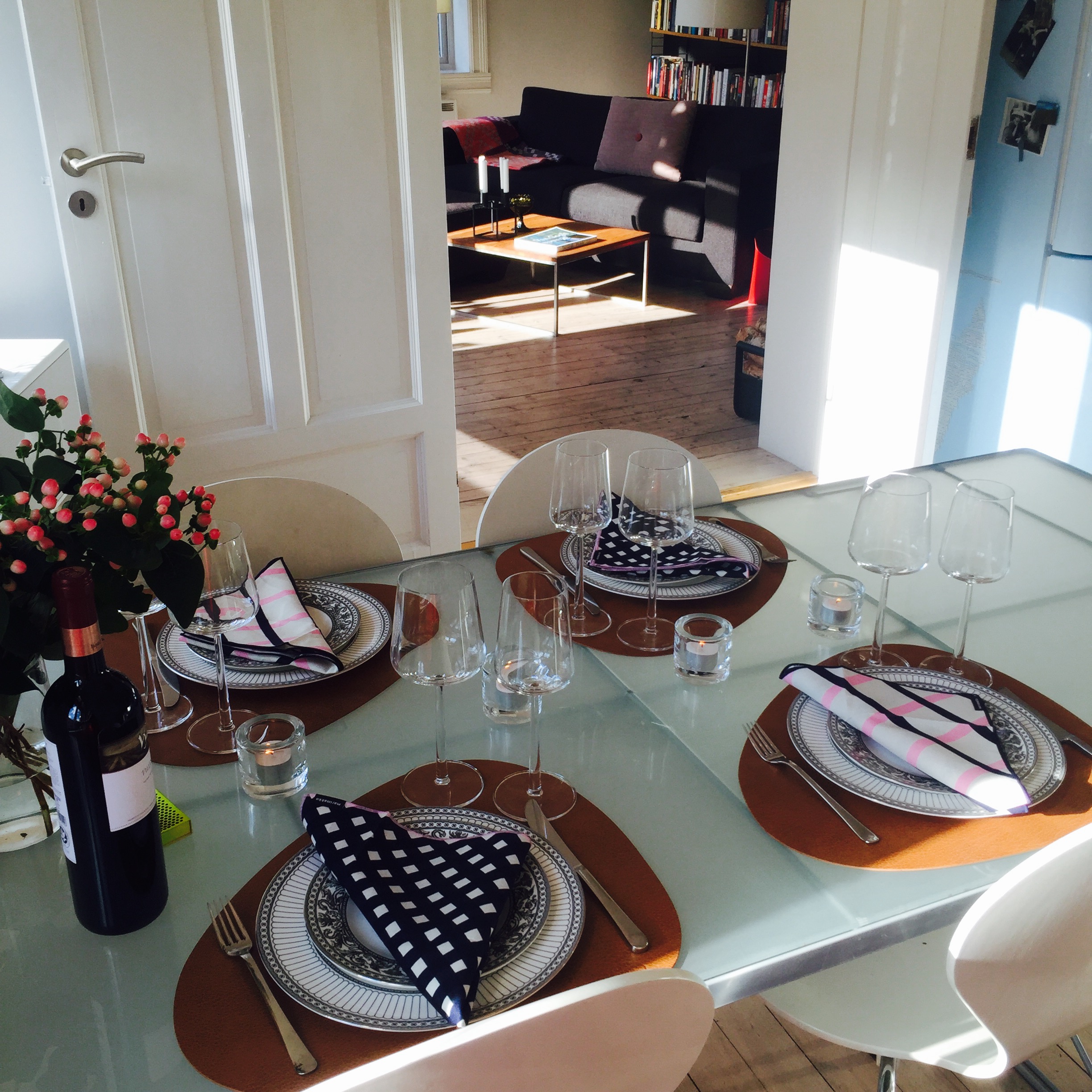 Jeg dekker kjøkkenbordet, tenner stearinlysene og gjør klar til visning.