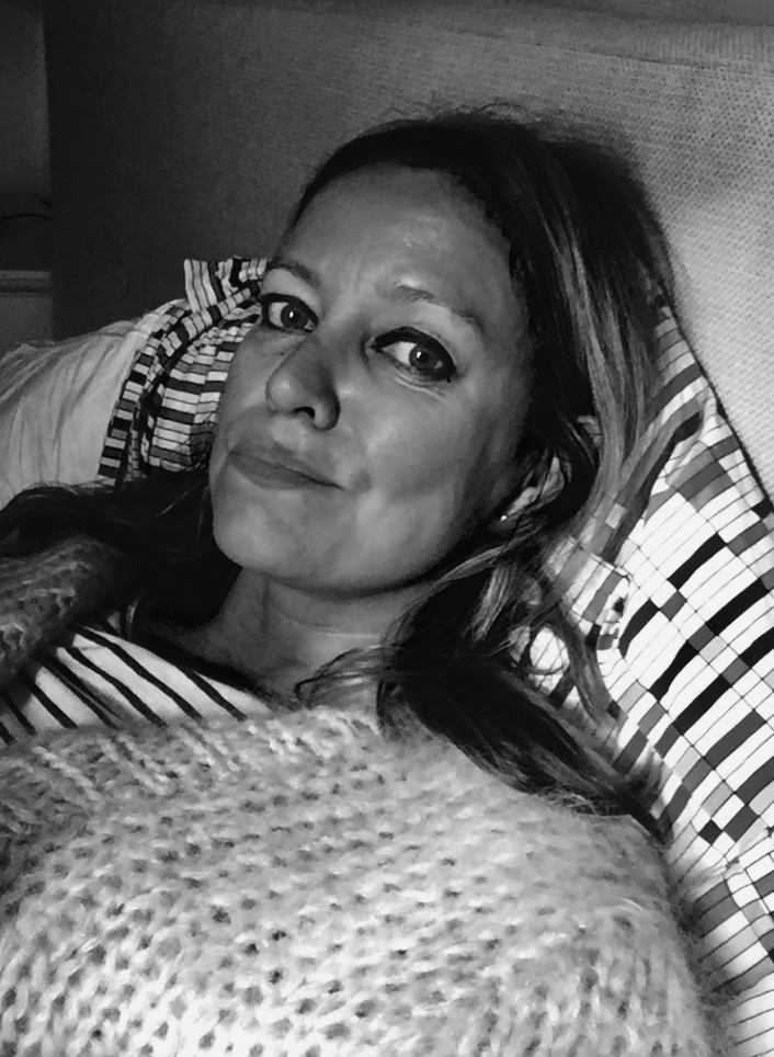 Jeg lå heldigvis alt på sykehus den dagen for over 11 år siden, da jeg fikk hjerneslag. Det finnes et liv etter slaget også, mener jeg. Akkurat nå befinner jeg, meg, pluss kjæresten min og hans yngste sønn i bag på loftet i huset der vi bor. Vi puss…