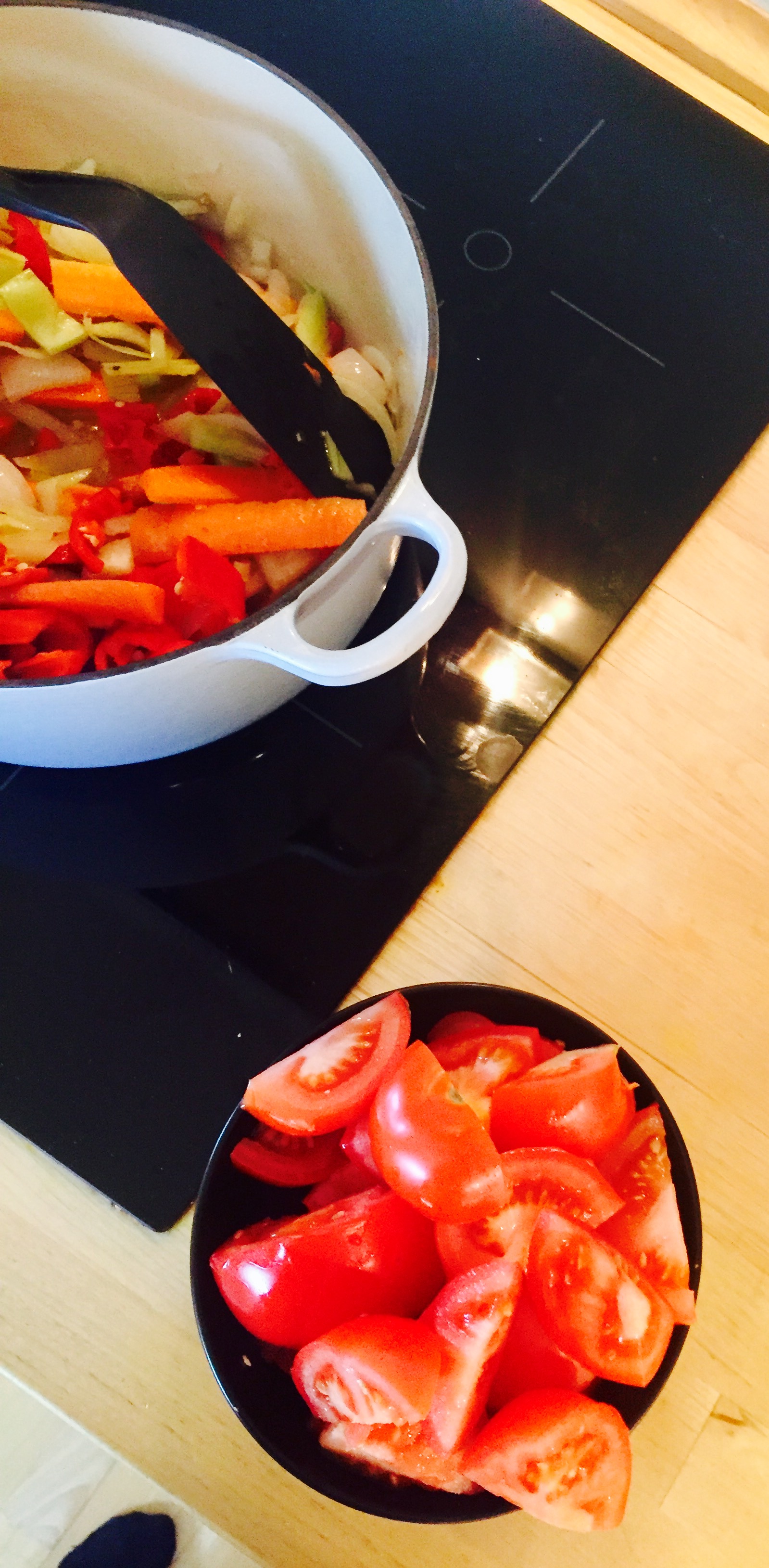 Jeg koker sammen grønnsaker til å lage en Hverdagscurry med fisk, med en saus av kokkosmelk og fiskesaus før jeg går på trening.