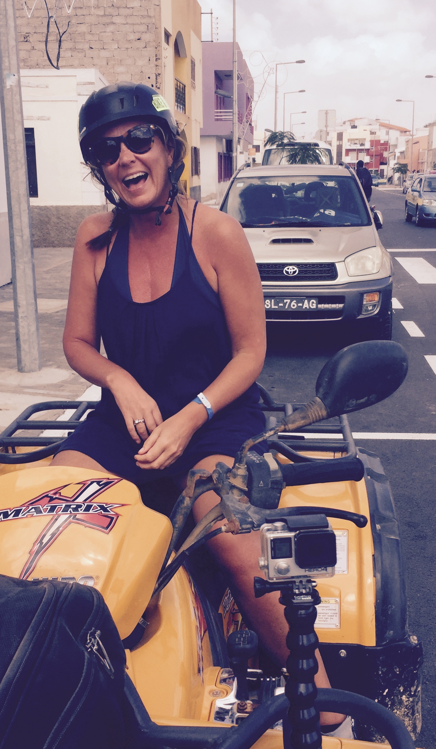 - Turrrrrister, asså!! roper kjæresten min med et smil om munnen over til den lokale småbilsjåføren som sinker opp trafikken. Han feier forbi ham med firhjulingen, snur på hodet og gliser lurt til meg, som sitter bakpå.