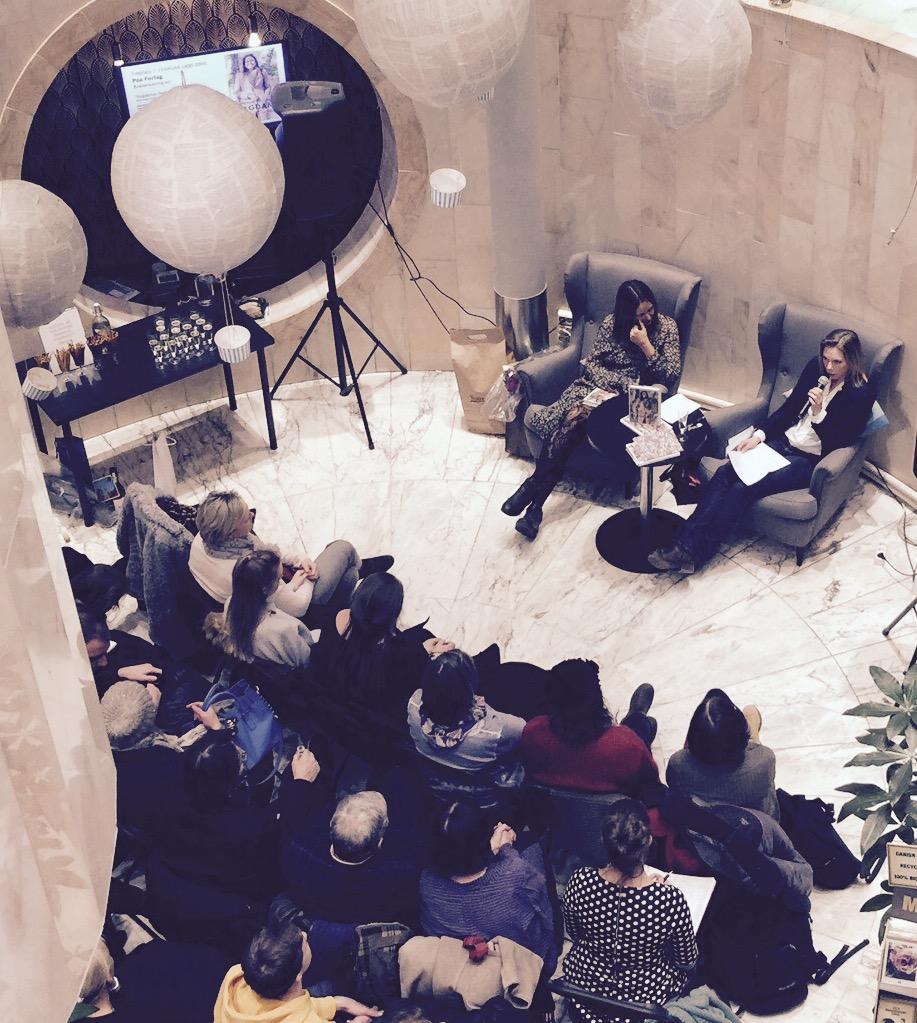 Bokbading! Forlagsredaktør Mona Ringvej intervjuer meg, før skuespiller Tiril Pharo avslutter det hele med opplesing av diktet "Du skal". Foto: Pelle Knudsen.