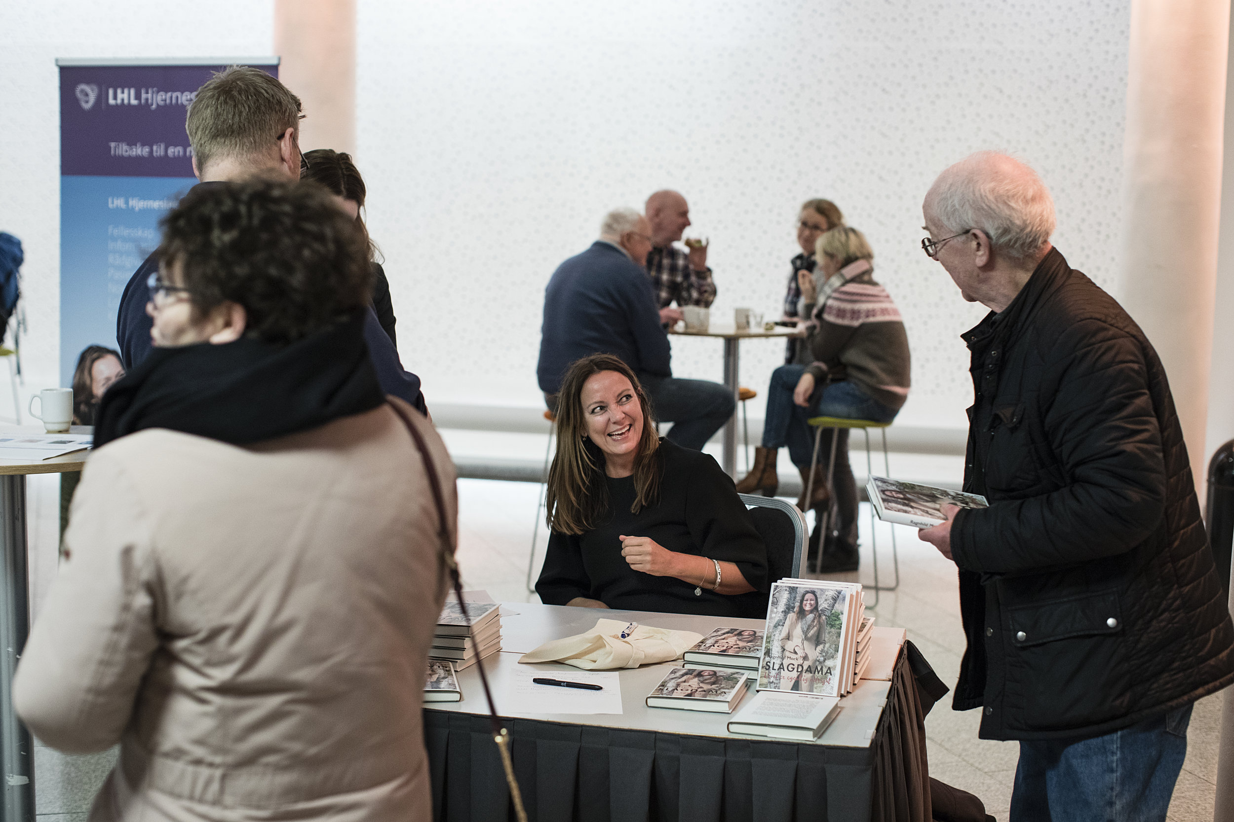 Jeg signerer bøker. Foto: Christopher Olssøn.