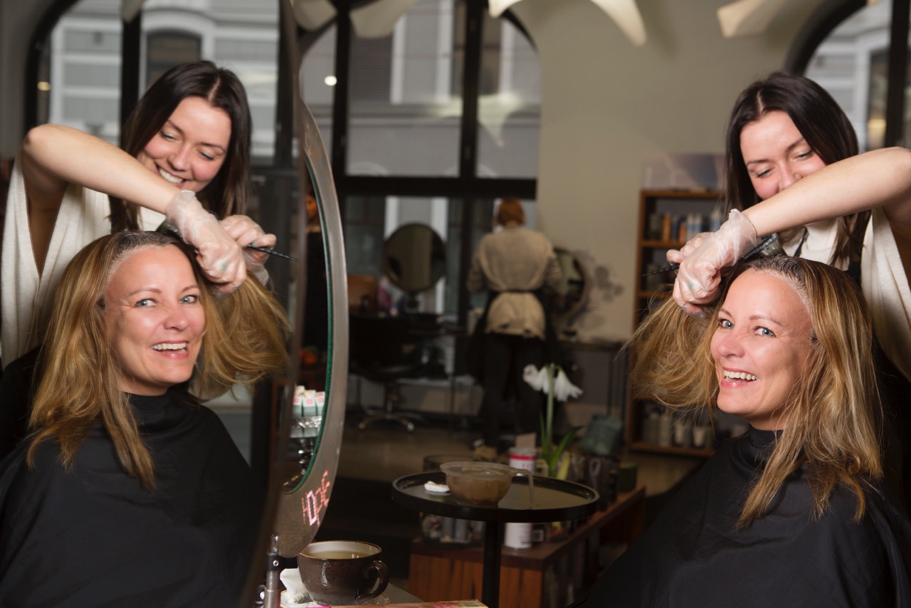 Jeg er hos frisøren! Frisøren heter Kristine og hun arbeider hos Hope Hair. Et luksusgode jeg har påtatt meg. Foto: Ellen Jarli/Allers.