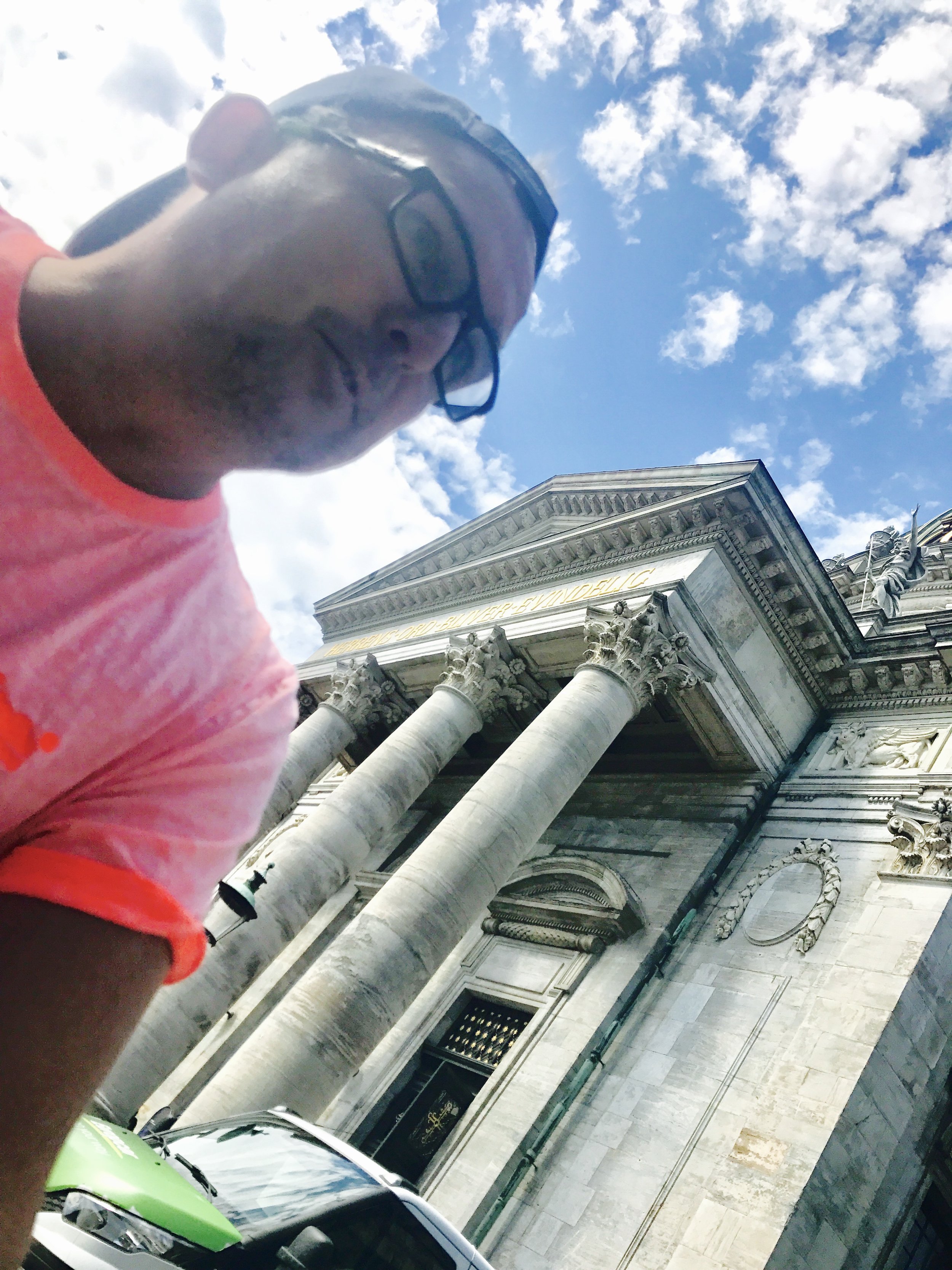 Sykkelhelten med Marmorkirken i bakgrunnen.