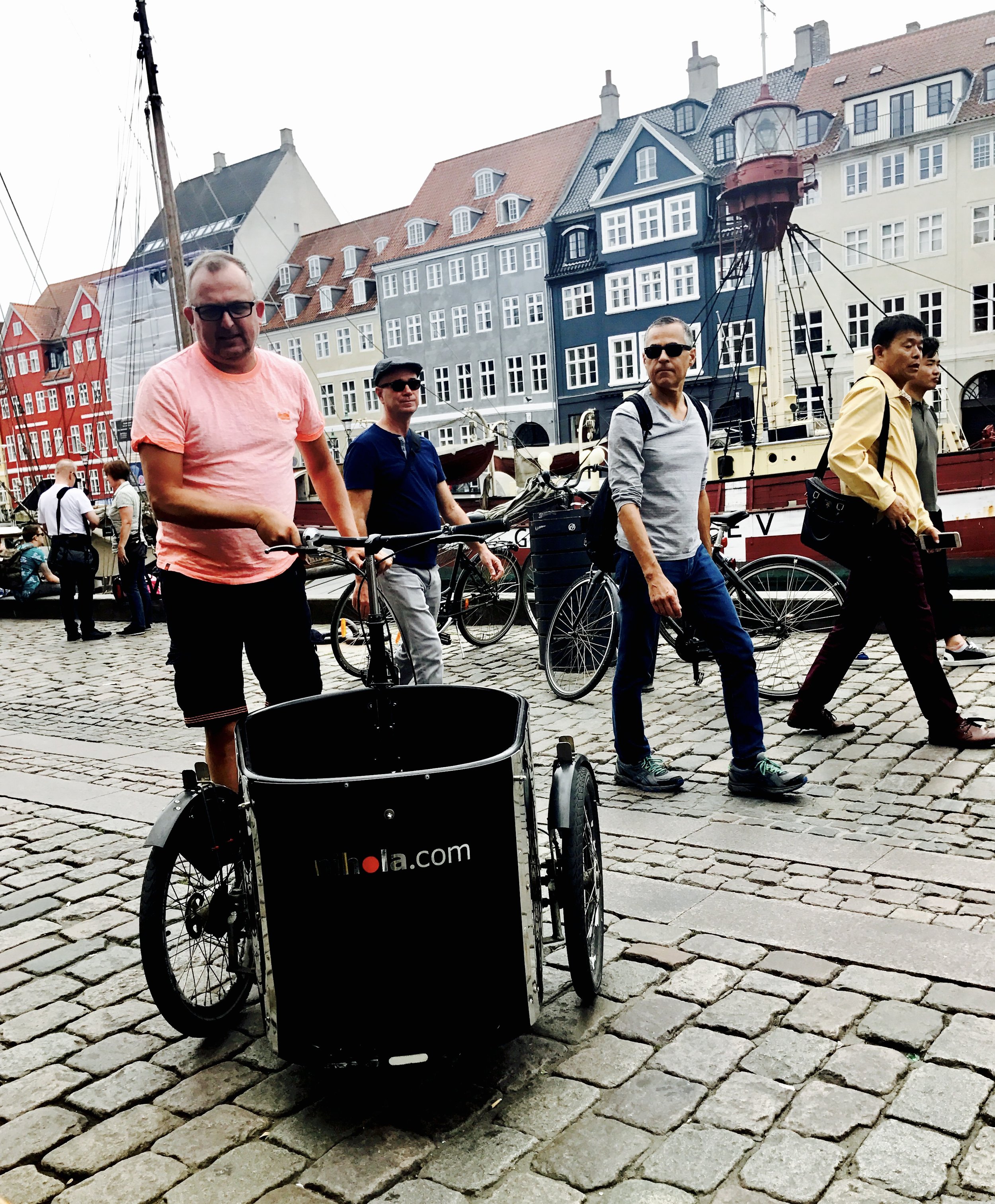 Vi er ferdige med lunsjen, og gjør oss klar for neste etappe.