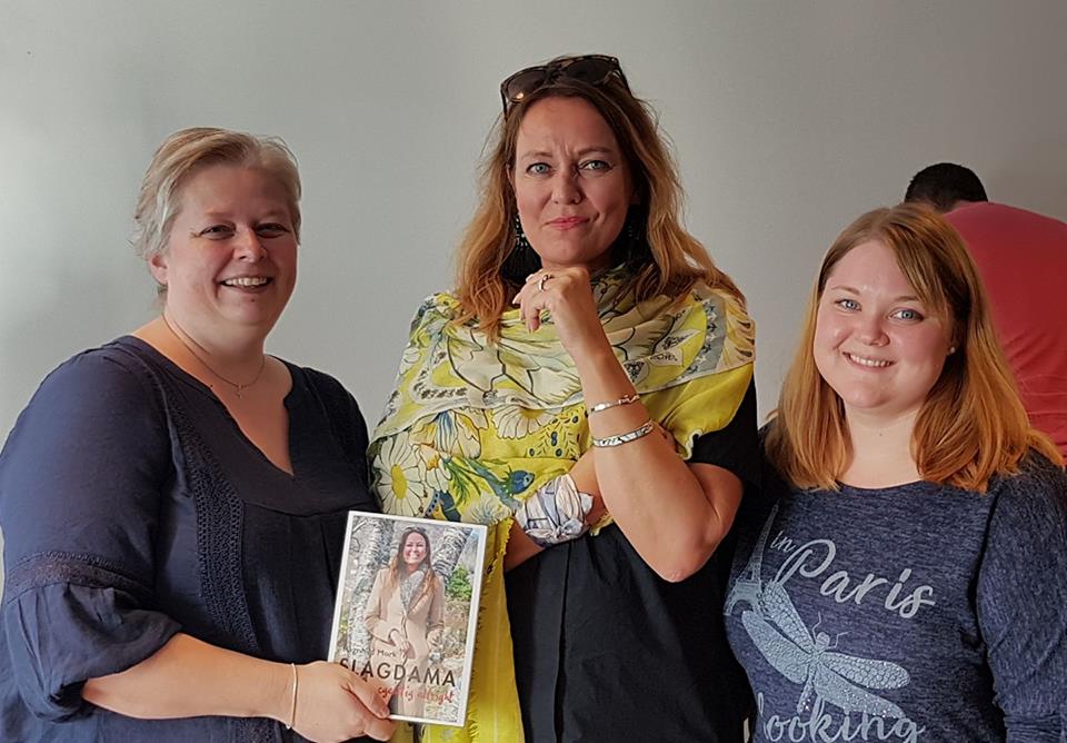 Litt boksalg ble det også på samlingen for unge slagrammede. Her med Merethe Landaas og Ann-Mari Aspeseter Lunde fra LHL Hjerneslag Ung Hordaland.